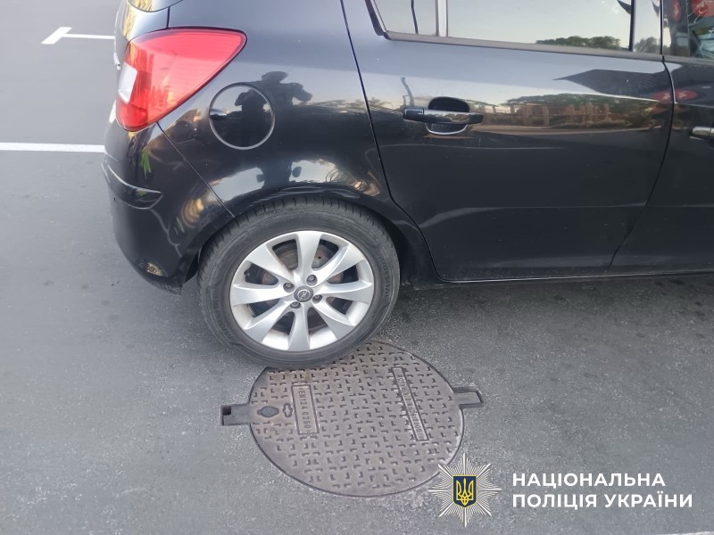 На фотографії зображено автомобіль, який є учасником ДТП.