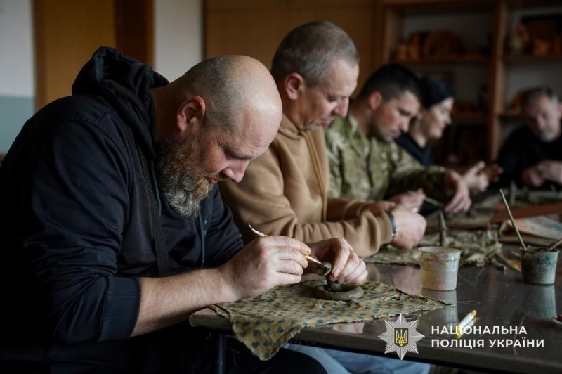 Ветерани виготовляють глиняні фігури