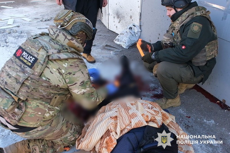 Допомога пораненим після обстрілу