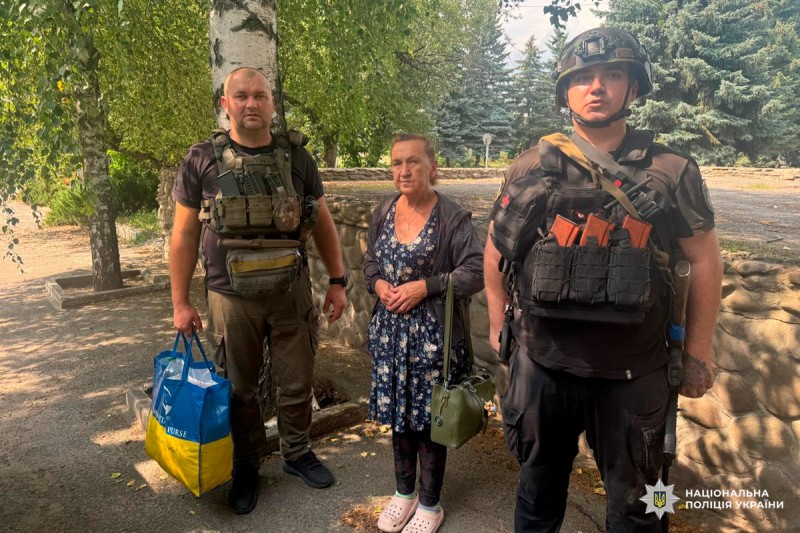 Поліцейські Куп’янщини евакуювали поранену жительку села Манцівка