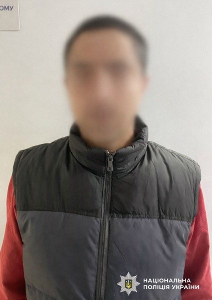 На фотографії зображено зловмисника, який незаконно заволодів транспортним засобом.