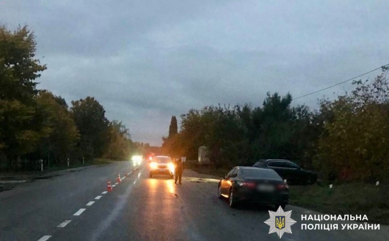 На фото зображено автомобіль, який є учасником ДТП.