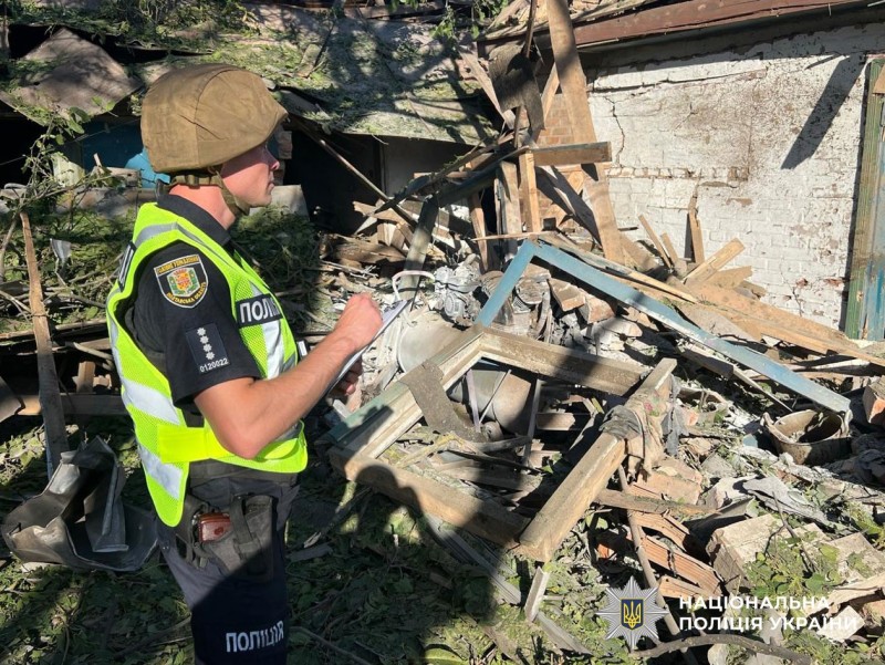 поліцейський працює на місці події