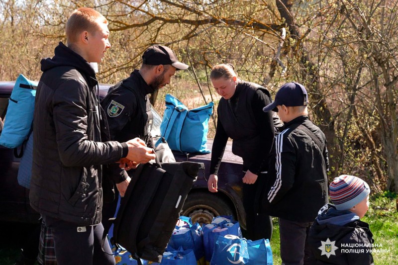 Поліцейські Ізюмщини організували евакуацію мешканців із прифронтового села.