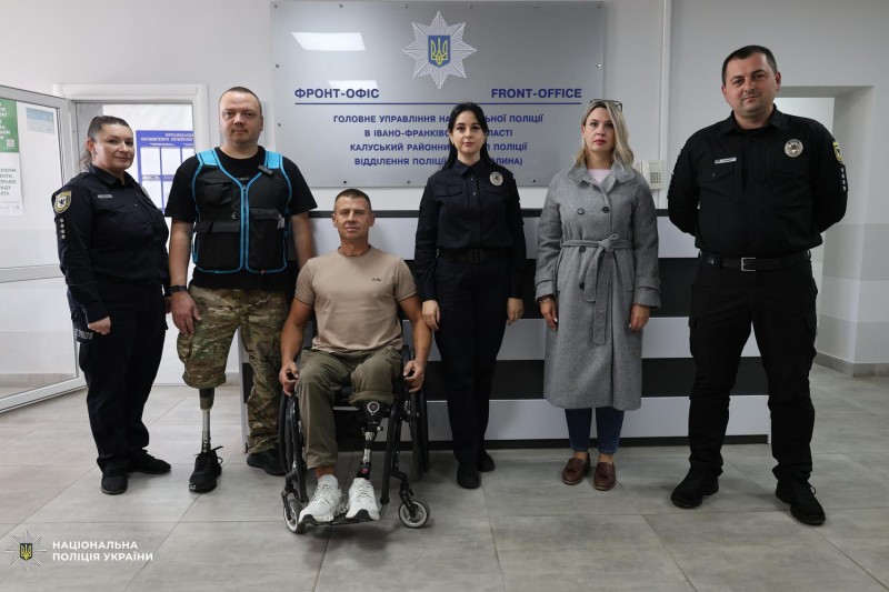 Учасники оцінили маршрут до будівлі поліції на кріслі колісному, фізичні бар’єри приміщення та супровід відвідувачів з порушенням зору.