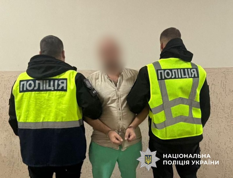 Поліцейські затримали чоловіка, який нещадно побив приятеля під час застілля.