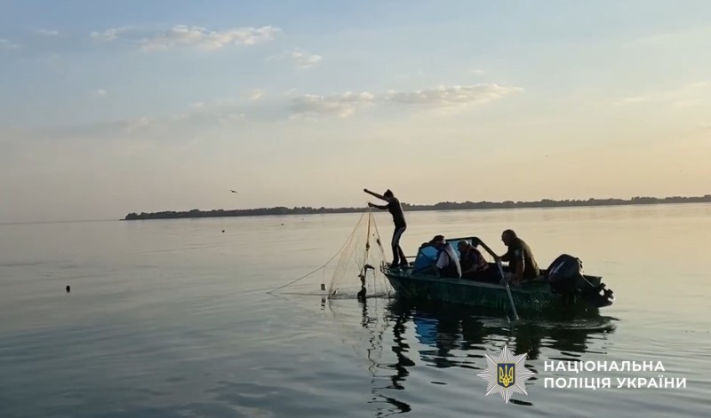 Поліція витягує браконьєрські сітки з водойми