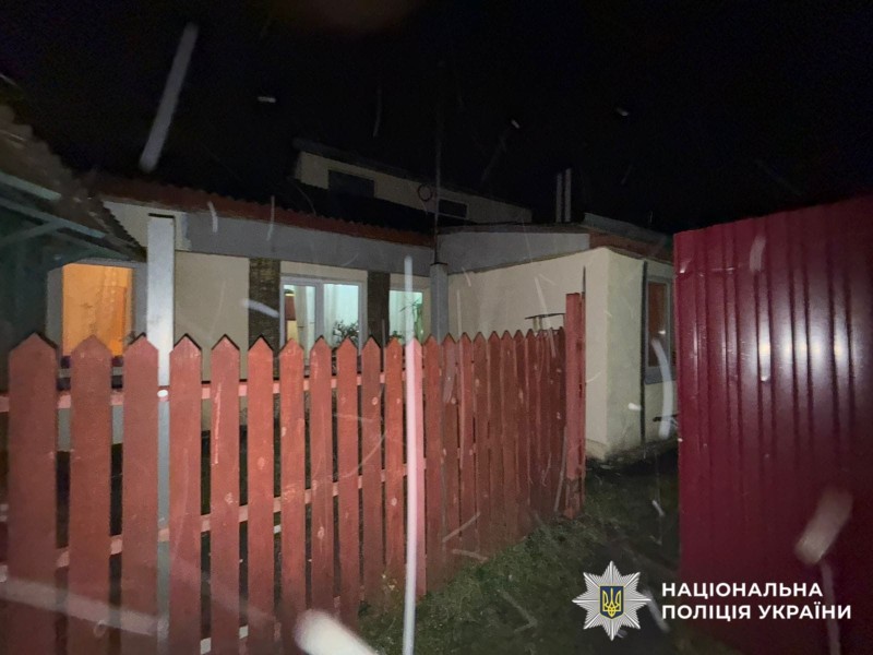 На фото зображено місце події, де відбулося нанесення тяжких тілесних ушкоджень.