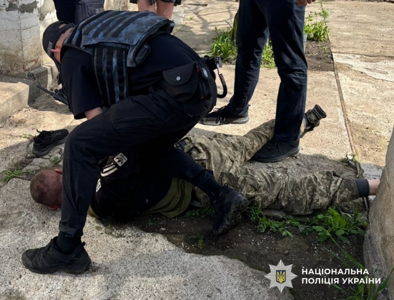 Поліцейські затримують правопорушника