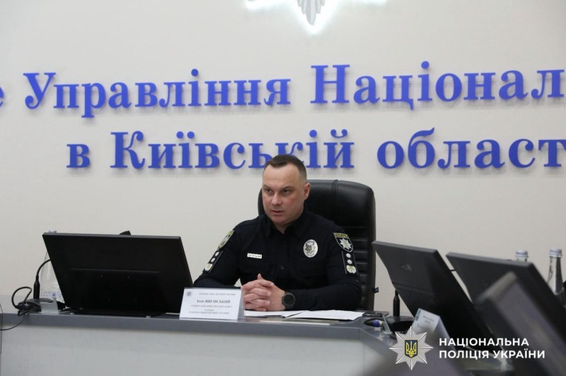 На фотографії зображено Голову Нацполіції України Івана Вигівського, який представив нового очільника поліції Київщини.