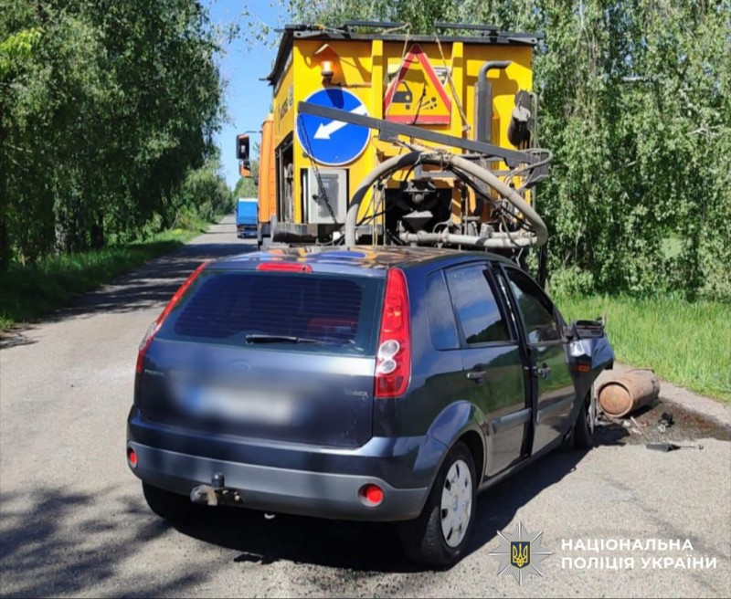 На фото пошкоджений автомобіль та вантажівка.