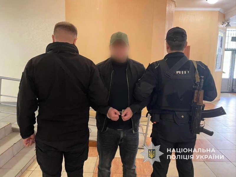 Поліцейські розшукали та затримали водія, який влаштував стрілянину на дорозі.