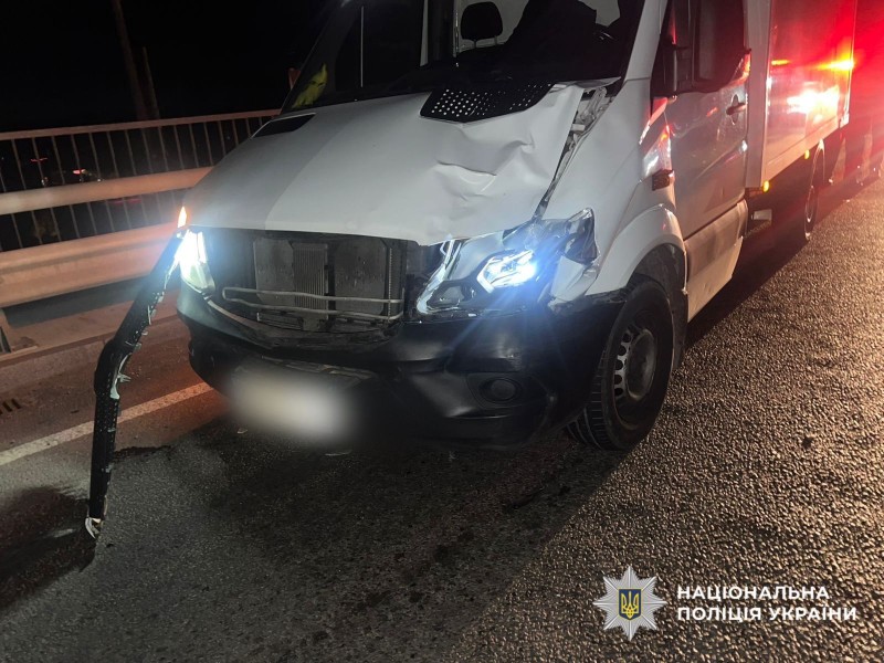 На фото зображений пошкоджений автомобіль - учасник ДТП.