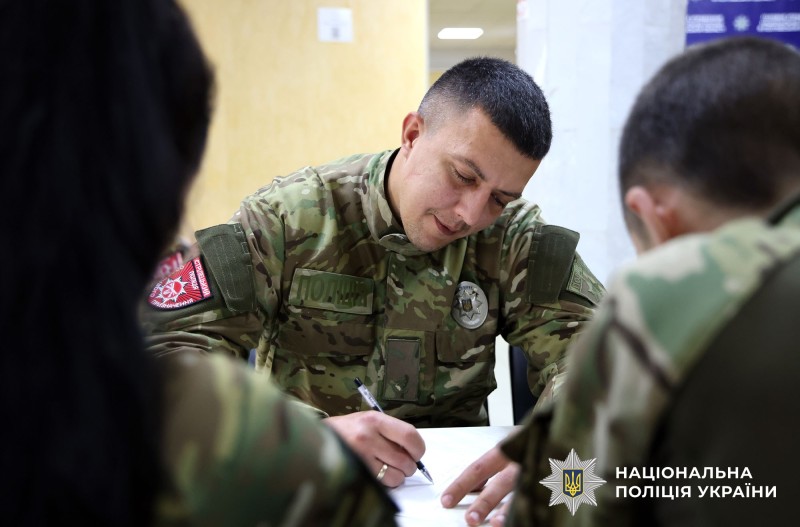 поліцейські пишуть радіодиктант