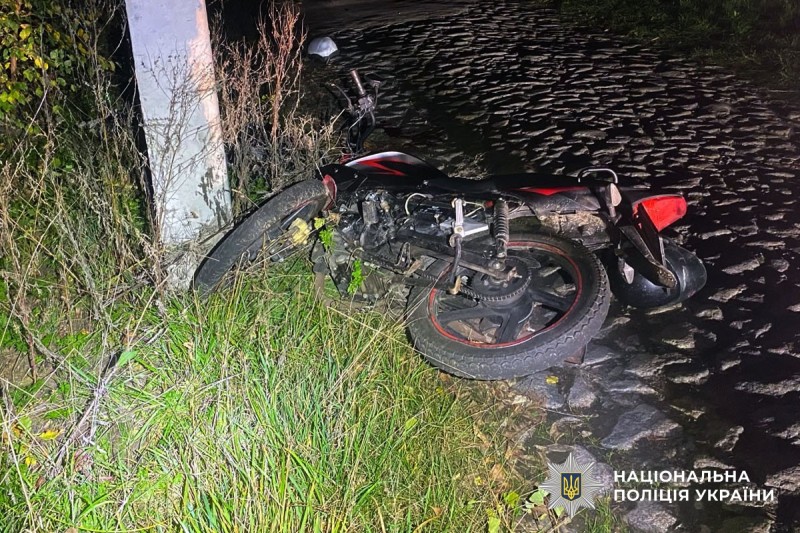Поліція Полтавщини встановлює обставини ДТП, в якій травмувався водій мотоцикла