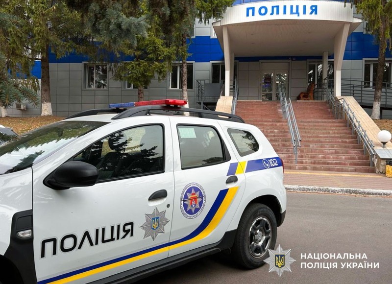 Службовий автомобіль та фасад Миргородського райвідділу поліції