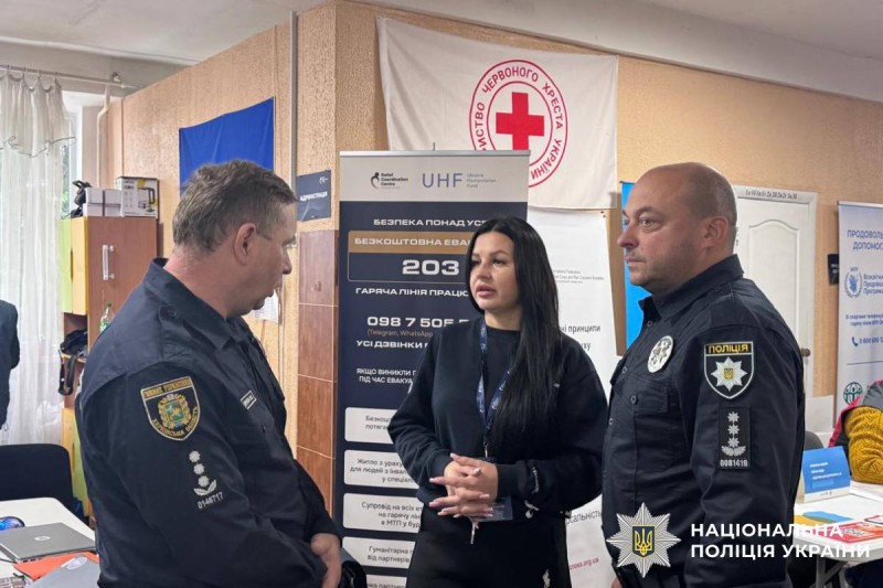 Поліцейські Харківщини забезпечують безпеку евакуації мешканців Донеччини через транзитний центр