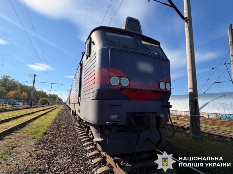 На фотографії зображено місце події на залізниці, де смертельно травмовано жінку.