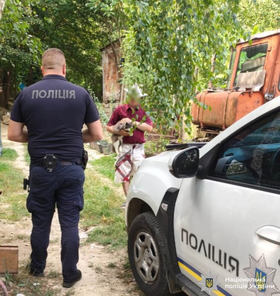 Поліцейські Косівщини встановили місце, про яке йшлося у поширеному в соцмережах відео, та перевірили умови утримання тварин. До перевірки працівники поліції залучили ветеринарного лікаря та представника органу місцевого самоврядування. Фактів жорстокого чи неналежного поводження з тваринами не виявлено.