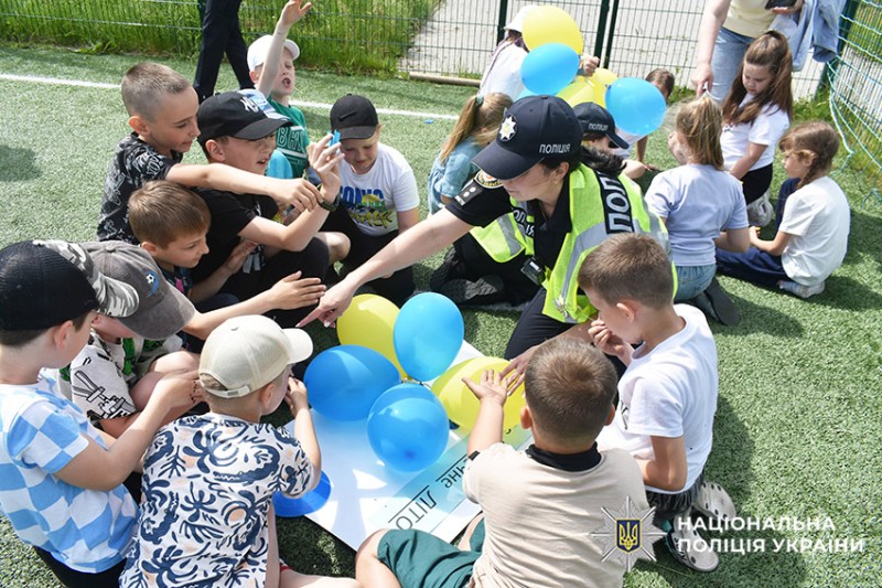 Мандрівка в країну Безпеки: у Шепетівці поліцейські організували для дітей безпековий квест