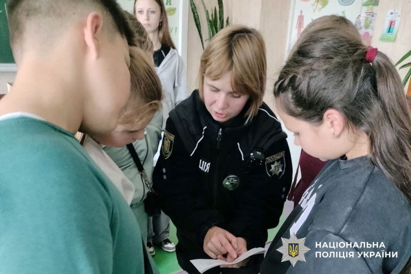 Офіцер Служби освітньої безпеки з дітьми проводить тематичний квест