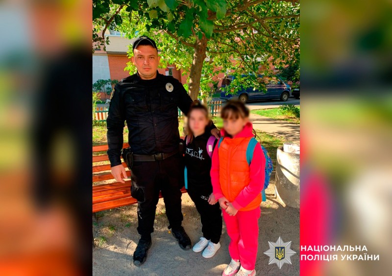 Поліцейський офіцер громади разом зі знайденими дітьми