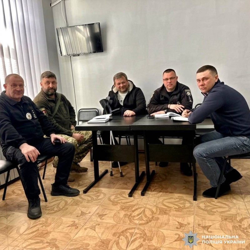 На фото зображена зустріч працівників поліції з представниками ветеранської організації