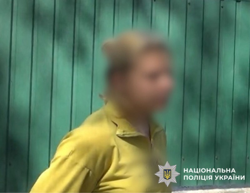 На фотографії зображено затриману зловмисницю за грабіж.