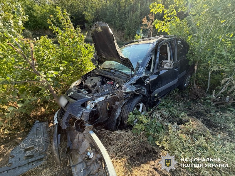Пошкоджений автомобіль на місці ДТП