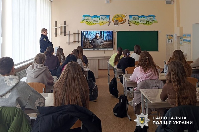 Учні дивляться відеоматеріал, де військовий розповідає про війну