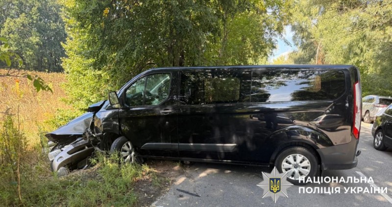 На фотографії зображено автомобіль, який є учасником ДТП.
