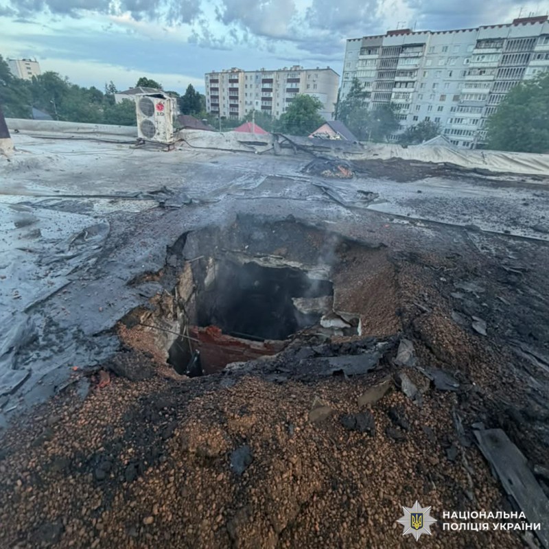 Поліція документує наслідки ворожих ударів БпЛА по Чугуївщині: постраждав чоловік,  пошкоджено об'єкти інфраструктури та будівлі