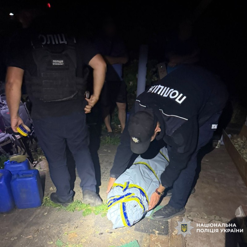 На Чугуївщині слідчі повідомили про підозру чоловіку, у якого вилучили понад півтисячі нарковмісних рослин