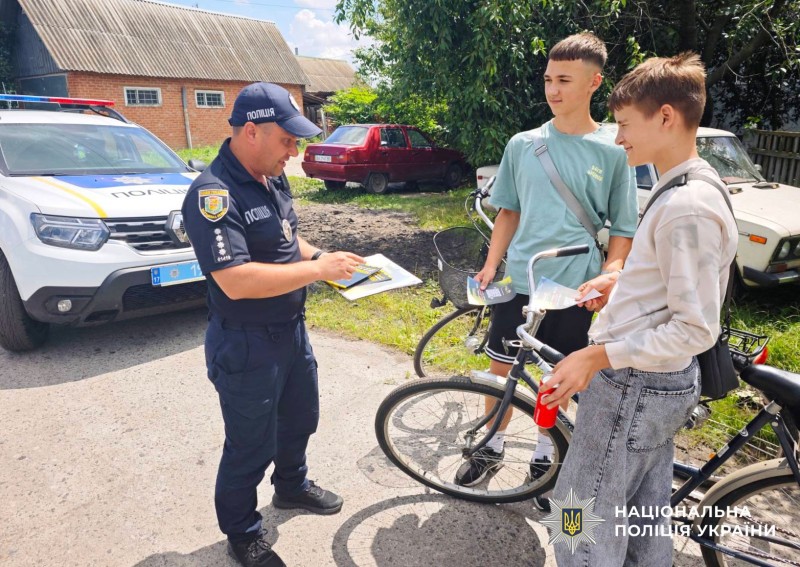 поліцейський спілкується з дітьми