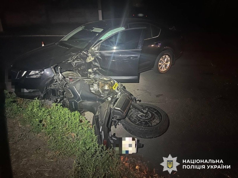 Пошкоджений автомобіль і мотоцикл на місці ДТП