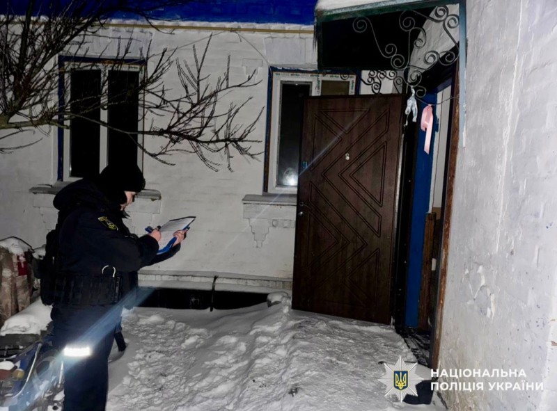 На фото зображений працівник поліції, який працює на місці події, де загинули жінки