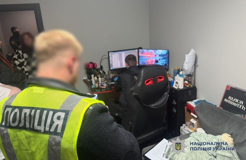 На фото зображені поліцейські, які проводять обшук у фігурантки.