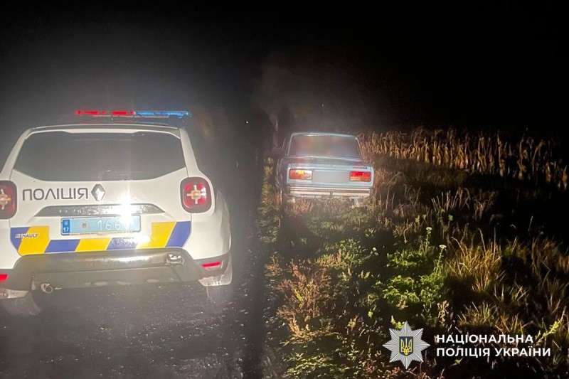 Автомобіль, що причетний до ДТП та автомобіль поліції