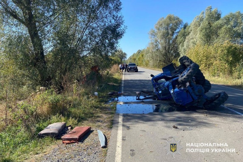 Наслідки ДТП, перекинутий трактор