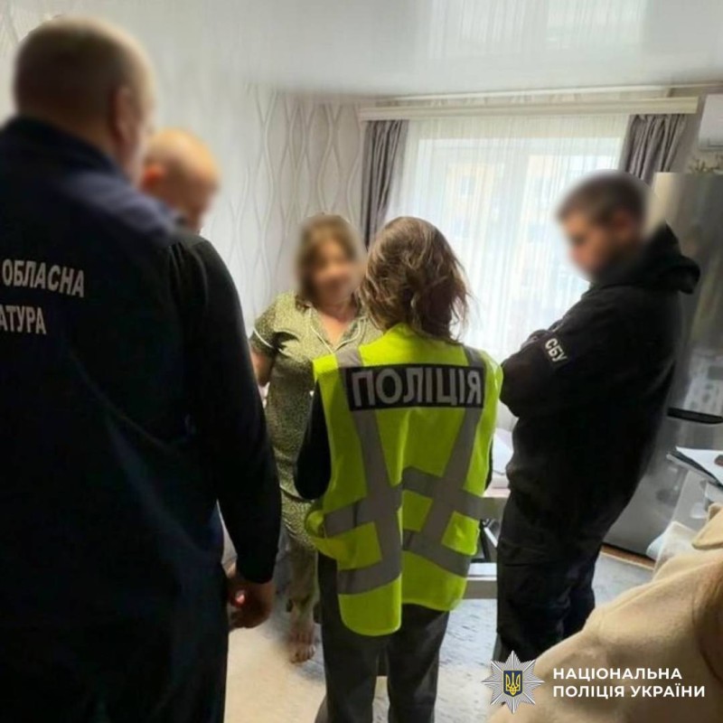 На фото зображені працівники поліції, прокуратури та СБУ, які повідомили  про підозру директорці автошколи у привласненні понад 2 мільйонів гривень державних коштів