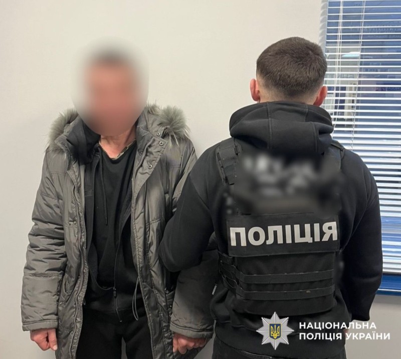 На фото зображено злочинця та працівника поліції