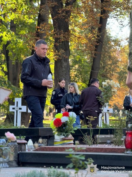 У Меморіальному сквері зібралися родини полеглих Героїв, правоохоронці, військовослужбовці, представники влади, духовенства та громадськості.Тут упам’ять про кожного Героя пролунав Дзвін пам’яті.