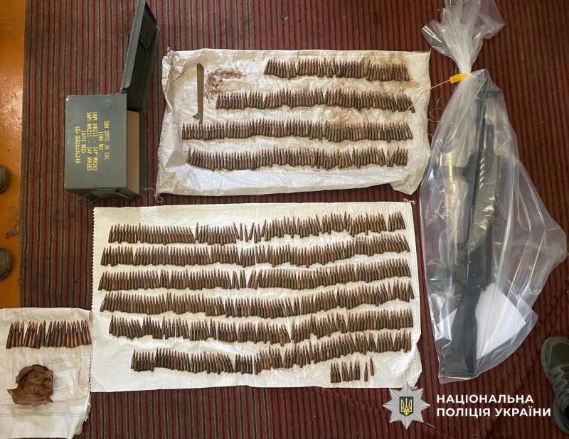 Автомат та бойові припаси