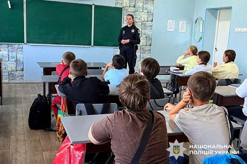 Інспекторка говорить із дітьми