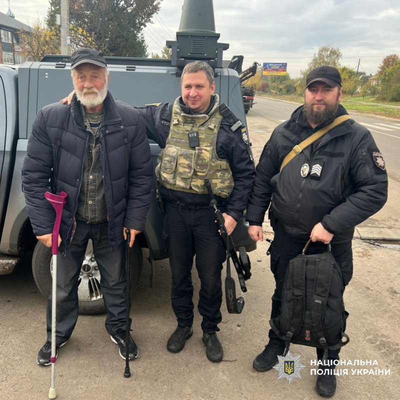Поліцейські евакуювали чоловіка з прифронтової зони Харківщини