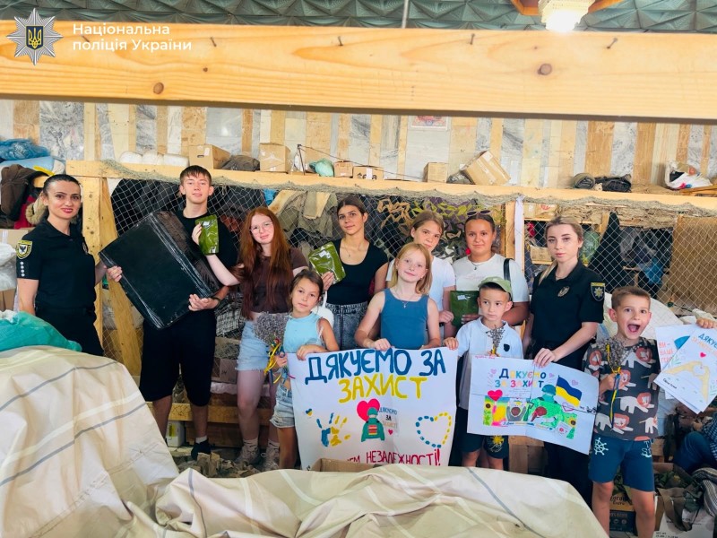 Працівники відділу служби освітньої безпеки Калуського районного відділу поліції спільно з учнями ліцеїв Долинщини та Благодійним фондом «Карітас» провели особливий творчий захід у кінотеатрі міста Долини.