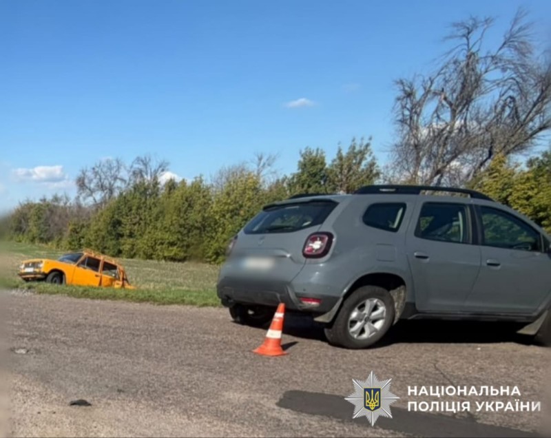 На фотографії зображено тарнспортні засоби, які є учасниками ДТП.