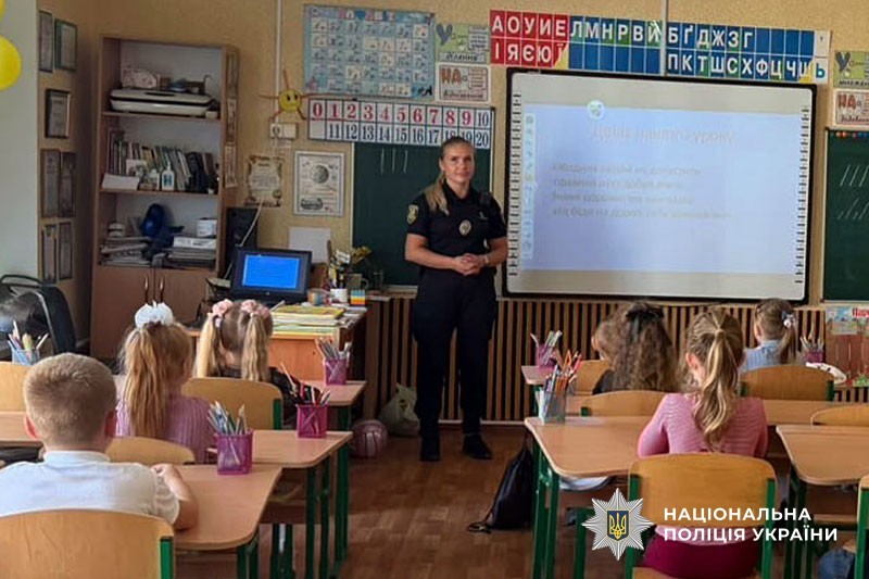 Як протидіяти булінгу та безпечно поводитися на дорозі: поліцейські Миргородщини навчала школярів базових правил безпеки