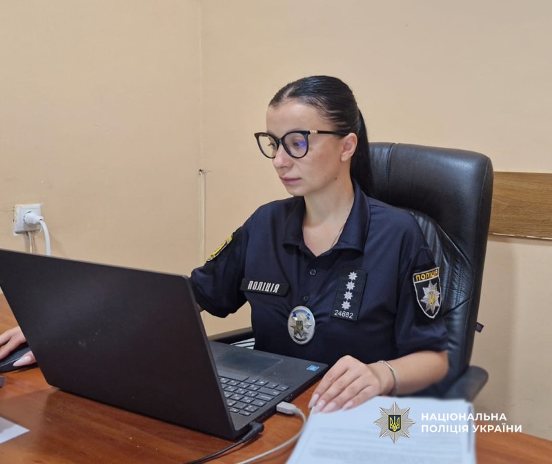 Поліцейська працює на службовому місці.