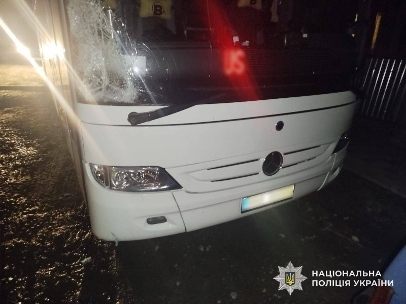 поліцейські рахова повідомили про підозру водію пасажирського автобуса, який здійснив наїзд на 20-річного місцевого жителя